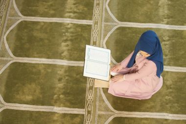 Camide Namaz kılan Genç Müslüman Kadın