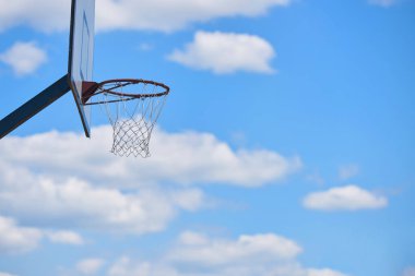 Güneş ve gökyüzünde basketbol potası