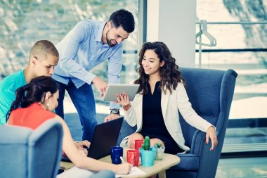 Başlangıç iş adamları grup çalışma günlük iş modern adlı ofis coworking