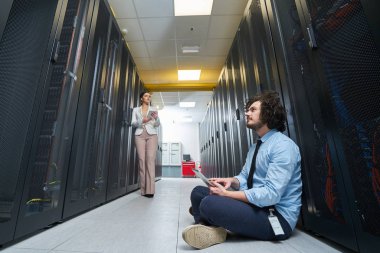 Genç teknisyen sunucularda çalışma