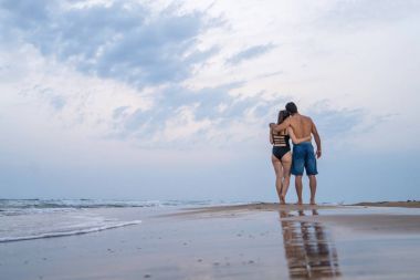 Hamile çift Sahilde yürüyüş