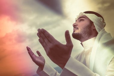 Dağlarda dua iislamic adam.