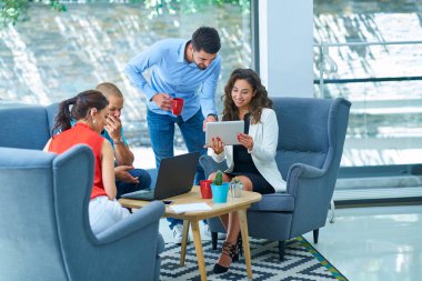 Girişimci iş adamları modern ofiste her gün çalışıyorlar.