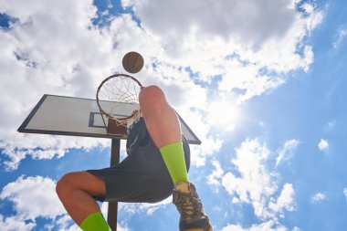 basketbolcu yüksekten uçuyor ve puanlama eylem
