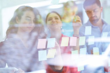 iş, başlangıç, planlama, yönetim ve insan kavramı - mutlu yaratıcı ekibi çıkartmaları office cam panosu üzerinde yazma