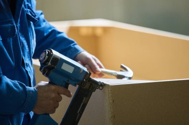 Genç bir erkek işçi işe bir fabrikada mobilya imalatı için