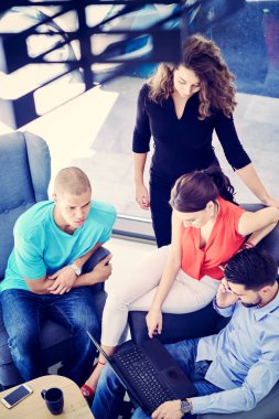 Başlangıç iş adamları grup çalışma günlük iş modern adlı ofis coworking