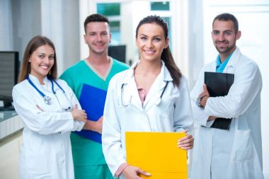 Klinik, Meslek, kişi, sağlık ve tıp kavramı - mutlu grup doktor veya hastane koridor az doktorlar