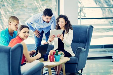 Başlangıç iş adamları grup çalışma günlük iş modern adlı ofis coworking