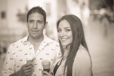 Dondurma koniler yeme Çift