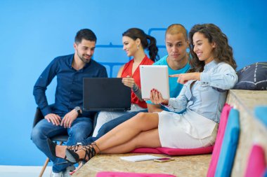 Girişimci iş adamları modern ofiste her gün çalışıyorlar.