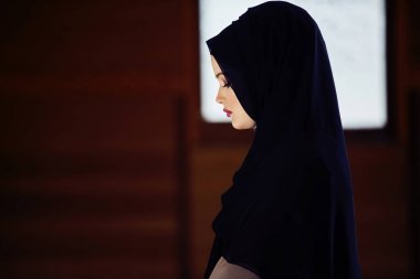 Camide Namaz kılan Genç Müslüman Kadın