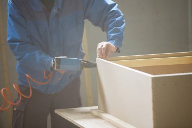 Genç bir erkek işçi işe bir fabrikada mobilya imalatı için