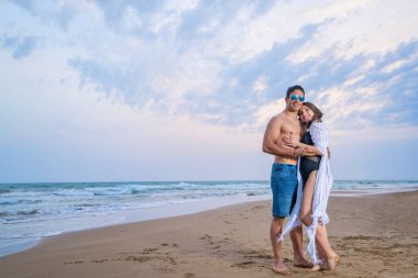 Hamile çift Sahilde yürüyüş