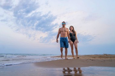 Hamile çift Sahilde yürüyüş