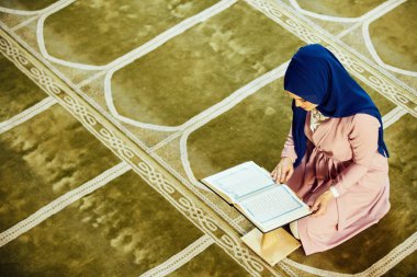 Camide Namaz kılan Genç Müslüman Kadın