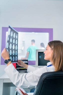 Kendine güvenen hoş doktor MRI tarama sonuçlar ile çalışma