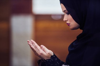 Camide Namaz kılan Genç Müslüman Kadın