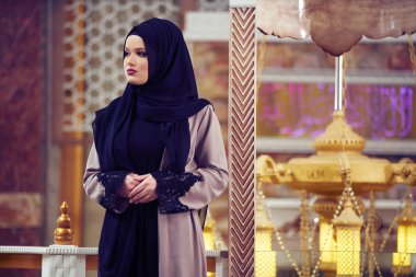 Camide Namaz kılan Genç Müslüman Kadın