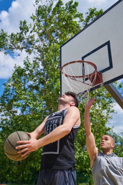 basketbolcu yüksekten uçuyor ve puanlama eylem