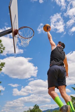 basketbolcu yüksekten uçuyor ve puanlama eylem