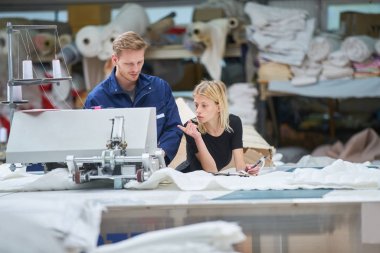 Terzi bir tekstil fabrikasında bir makineye atanan yeni, ustabaşı bir şey açıklar