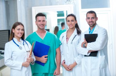 Klinik, Meslek, kişi, sağlık ve tıp kavramı - mutlu grup doktor veya hastane koridor az doktorlar