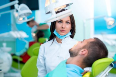 Diş hekimi diş hekimi dişlerde bir hastanın incelenmesi.