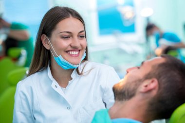 Diş hekimi diş hekimi dişlerde bir hastanın incelenmesi.