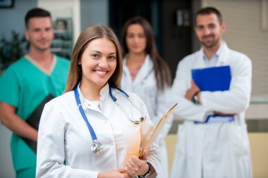 Klinik, Meslek, kişi, sağlık ve tıp kavramı - mutlu grup doktor veya hastane koridor az doktorlar