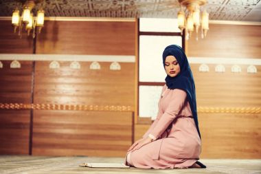 Camide Namaz kılan Genç Müslüman Kadın