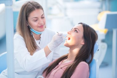 Doktor hastasıyla konuşuyor. Dişçi konsepti