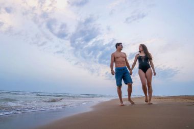 Hamile çift Sahilde yürüyüş