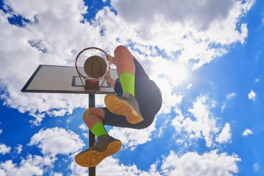 basketbolcu yüksekten uçuyor ve puanlama eylem