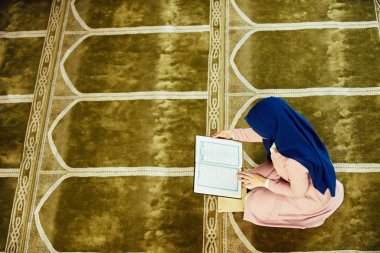 Camide Namaz kılan Genç Müslüman Kadın