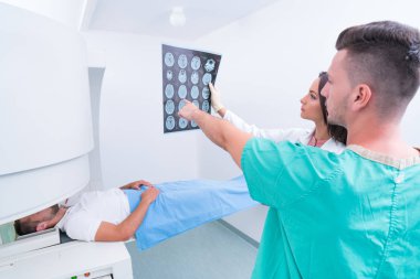 Kendine güvenen hoş doktor MRI tarama sonuçlar ile çalışma