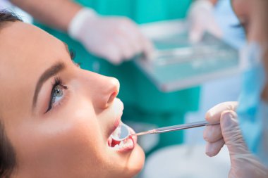 Doktor hastasıyla konuşuyor. Dişçi konsepti