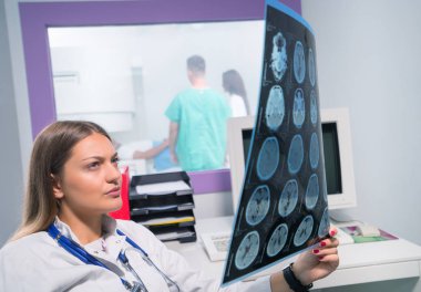 Kendine güvenen hoş doktor MRI tarama sonuçlar ile çalışma