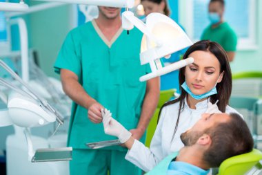 Diş hekimi diş hekimi dişlerde bir hastanın incelenmesi.