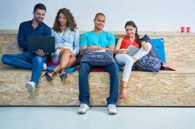 Girişimci iş adamları modern ofiste her gün çalışıyorlar.