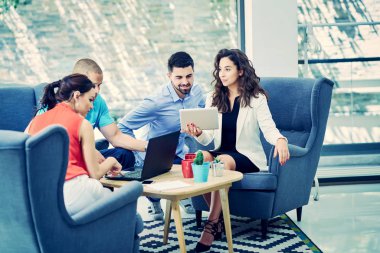 Başlangıç iş adamları grup çalışma günlük iş modern adlı ofis coworking