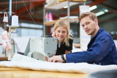Terzi bir tekstil fabrikasında bir makineye atanan yeni, ustabaşı bir şey açıklar