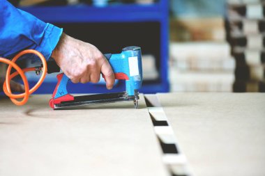 Genç bir erkek işçi işe bir fabrikada mobilya imalatı için