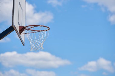 Basketbol çember güneş ışığı ve gökyüzü / hedef konsepti için