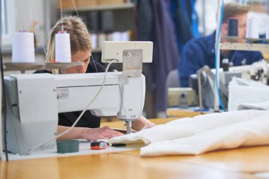 Terzi bir tekstil fabrikasında bir makineye atanan yeni, ustabaşı bir şey açıklar