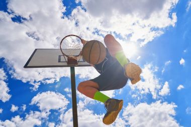 basketbolcu yüksekten uçuyor ve puanlama eylem