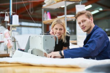 Terzi bir tekstil fabrikasında bir makineye atanan yeni, ustabaşı bir şey açıklar