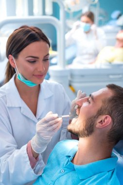 Doktor hastasıyla konuşuyor. Dişçi konsepti