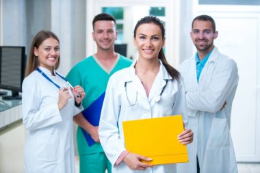 Klinik, Meslek, kişi, sağlık ve tıp kavramı - mutlu grup doktor veya hastane koridor az doktorlar