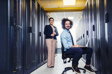 sunucu bakım bir veri merkezinde çalışan iki genç teknisyen